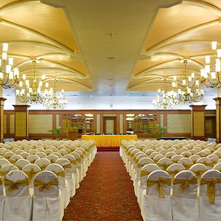 Hotel Abad Plaza Kochi Exterior photo