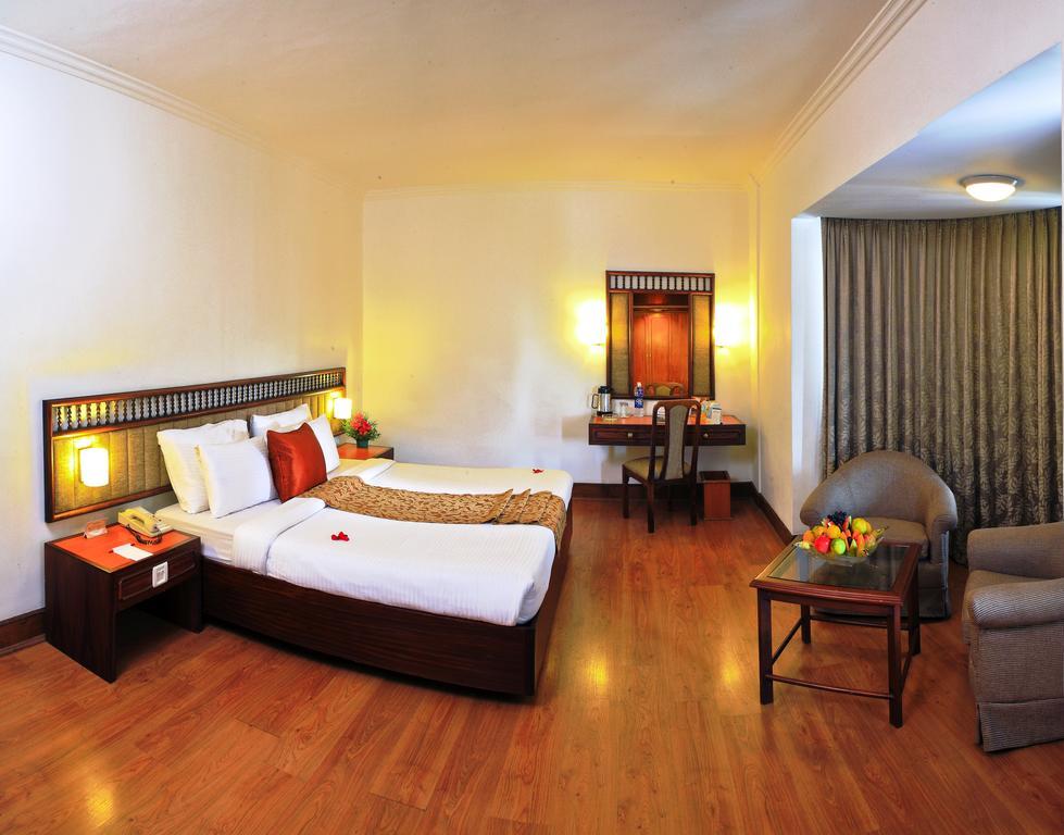 Hotel Abad Plaza Kochi Exterior photo