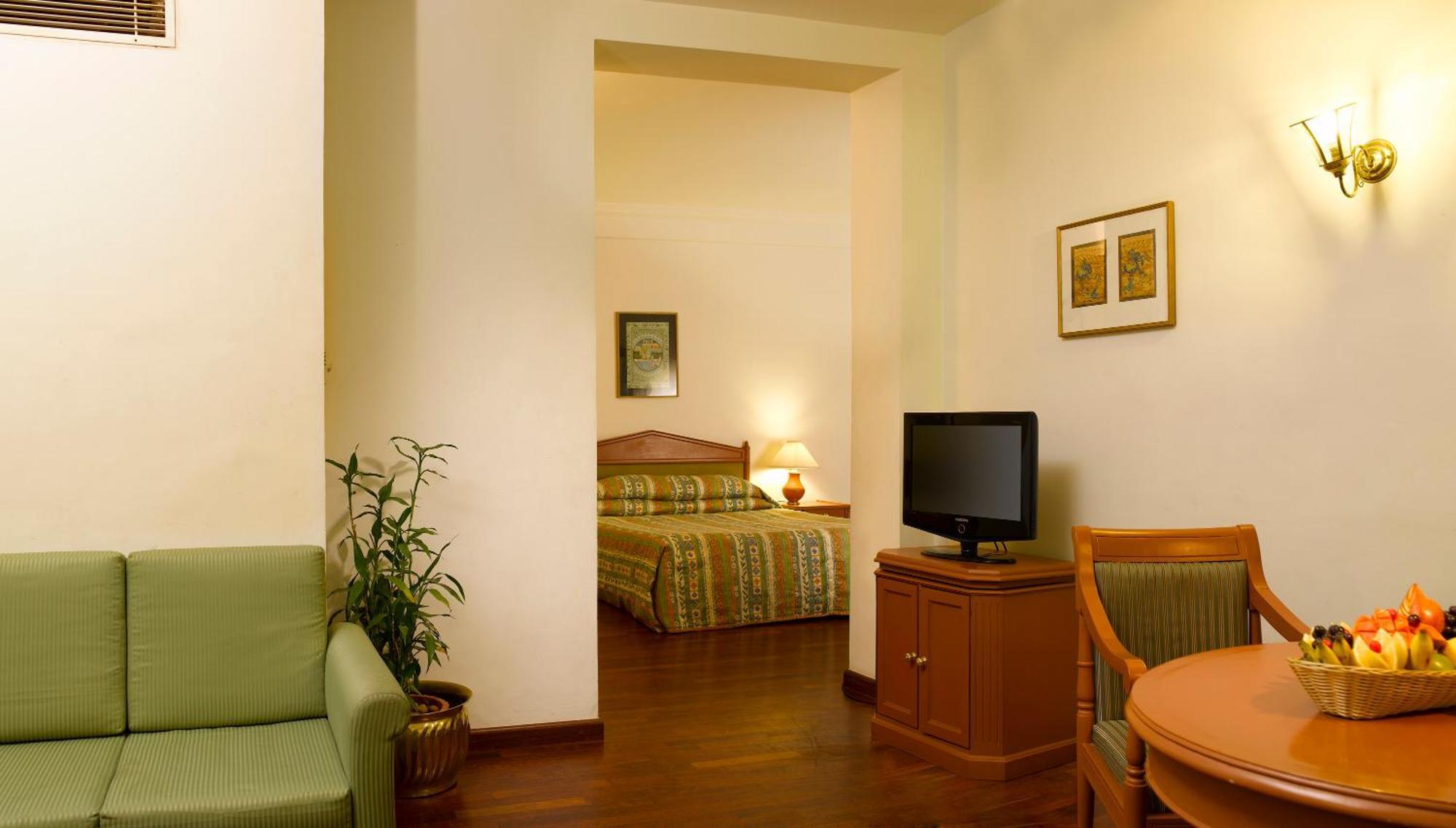 Hotel Abad Plaza Kochi Exterior photo