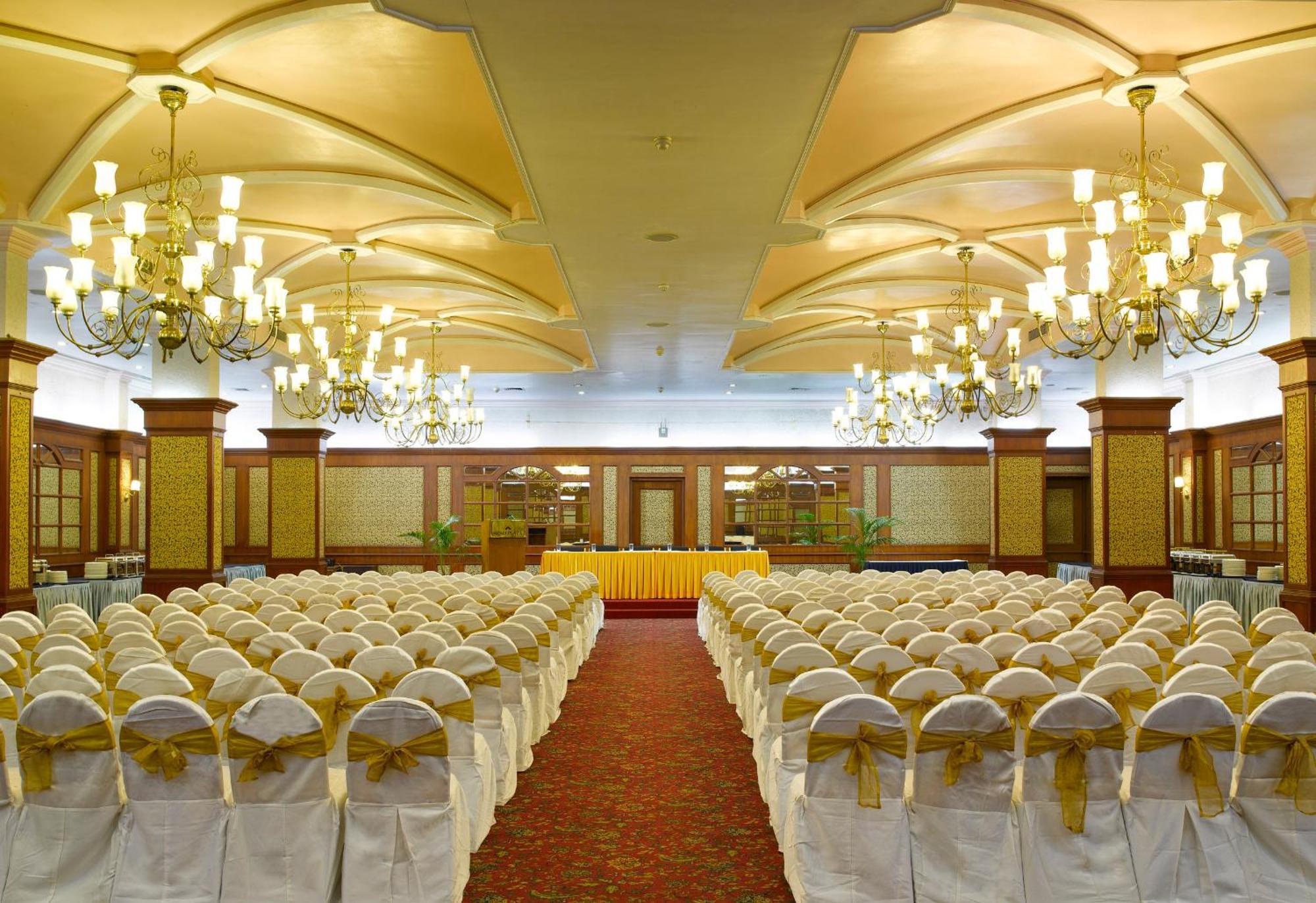 Hotel Abad Plaza Kochi Exterior photo