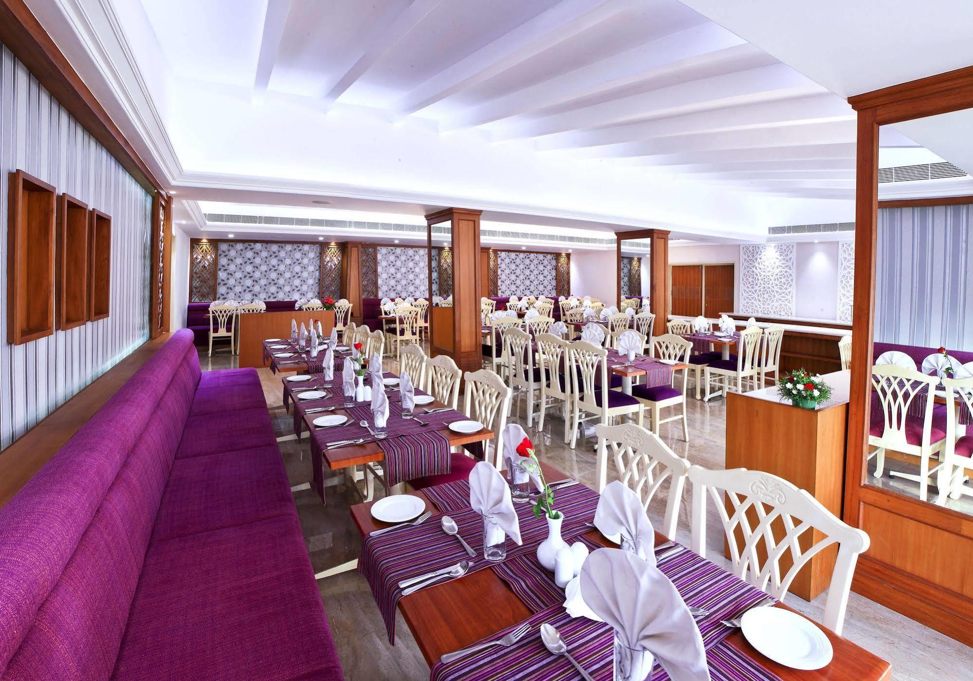 Hotel Abad Plaza Kochi Exterior photo