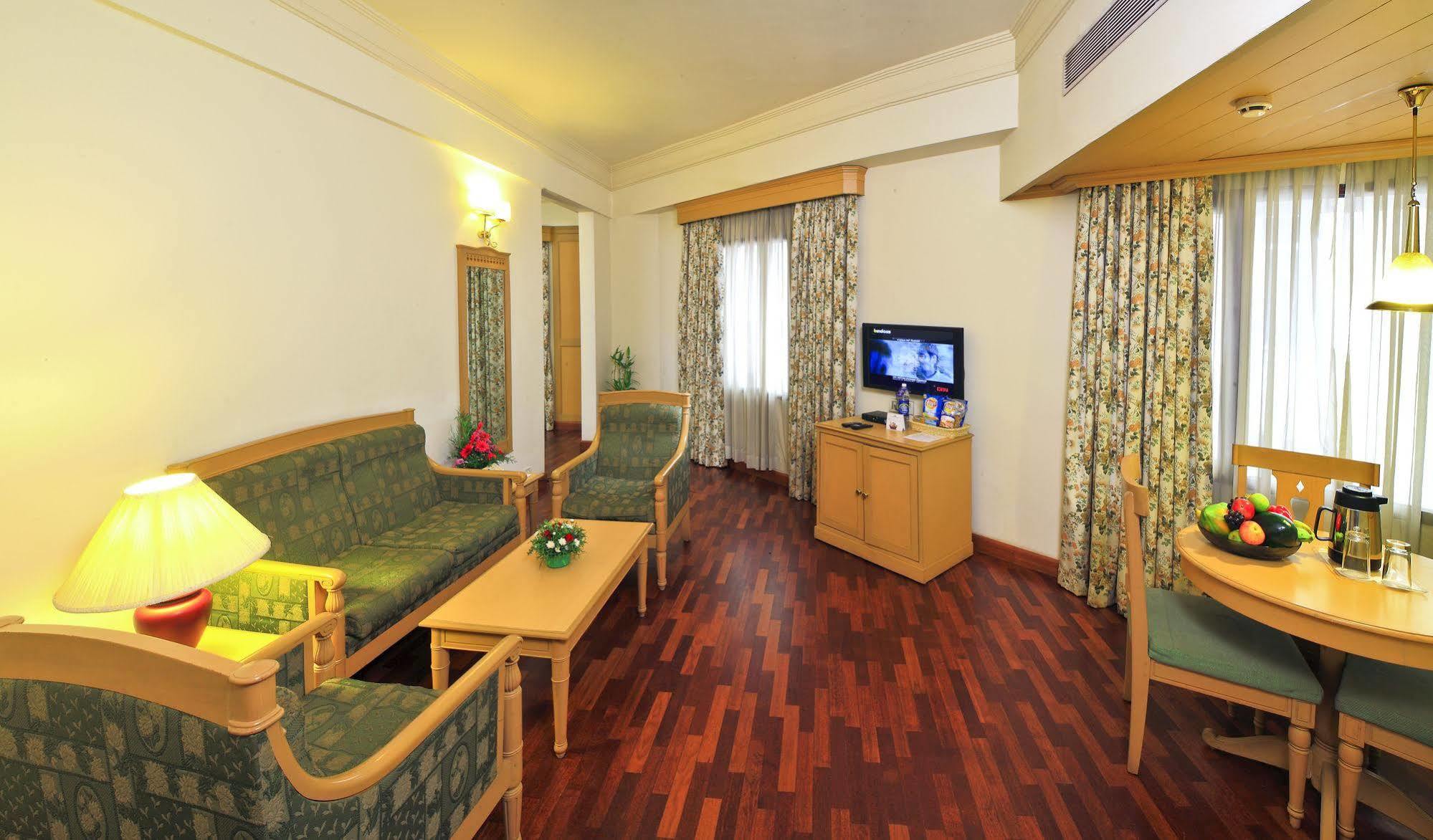 Hotel Abad Plaza Kochi Exterior photo