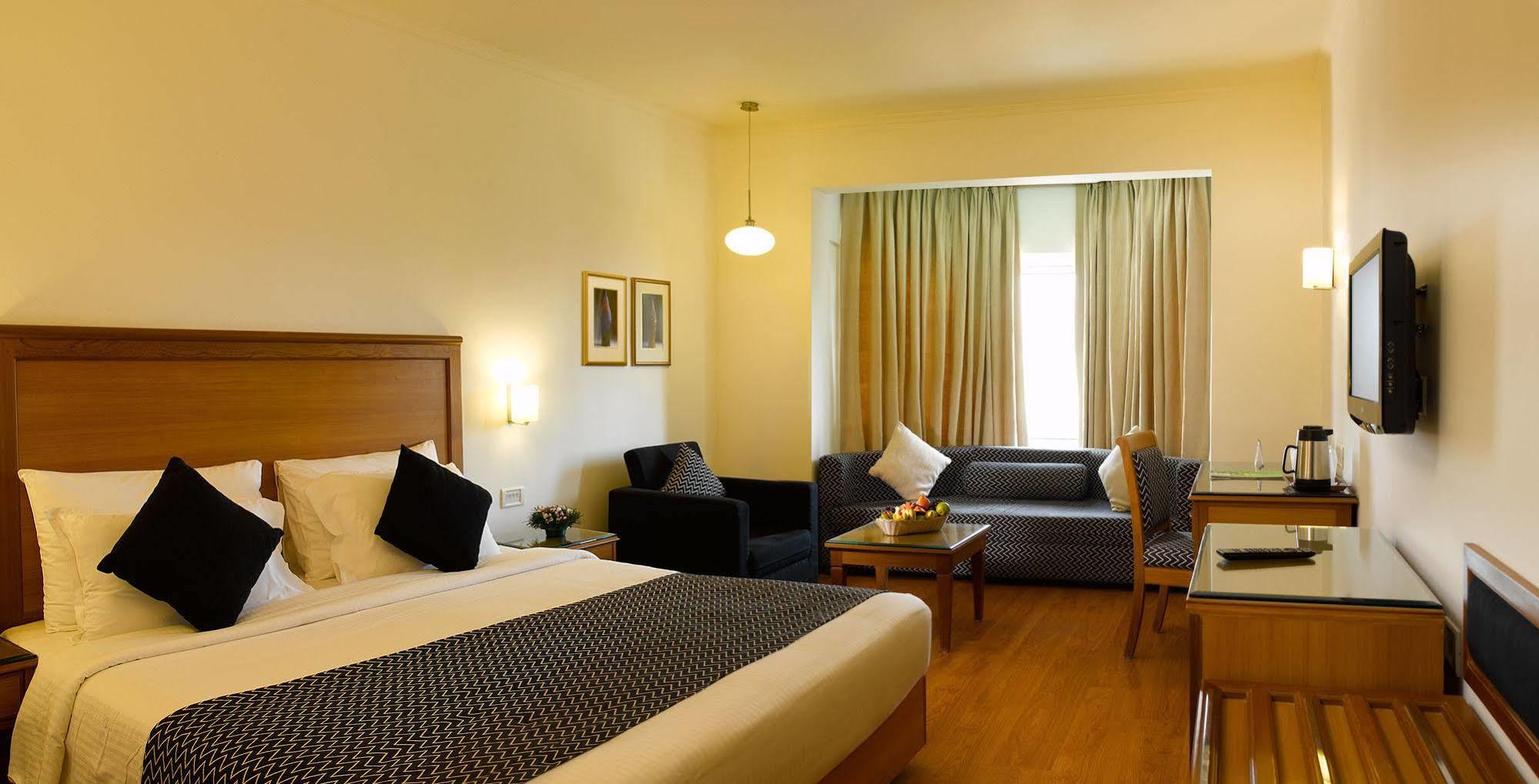 Hotel Abad Plaza Kochi Exterior photo