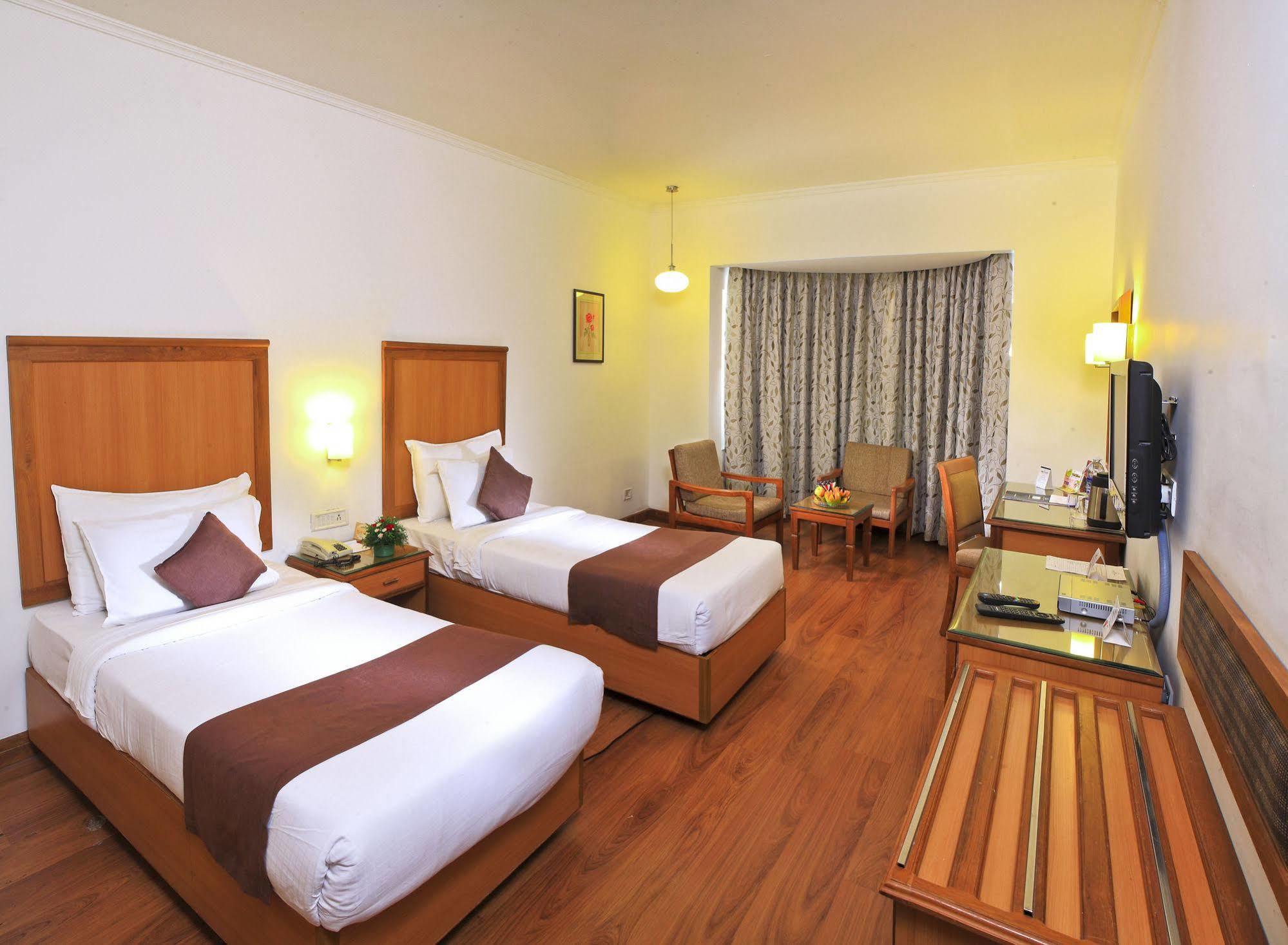 Hotel Abad Plaza Kochi Exterior photo