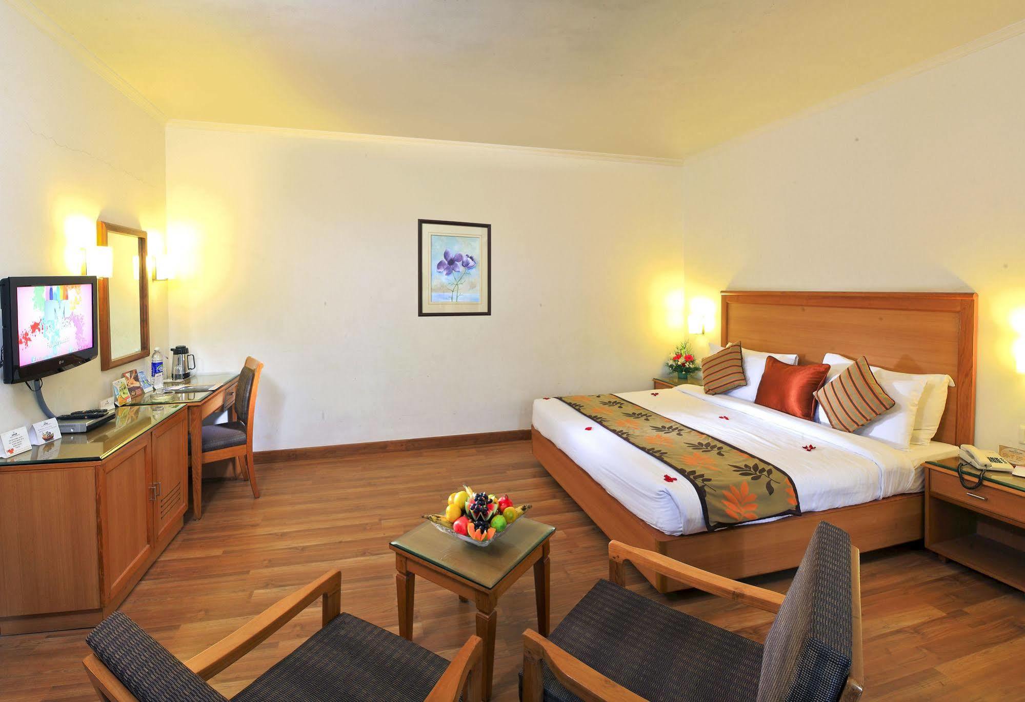 Hotel Abad Plaza Kochi Exterior photo