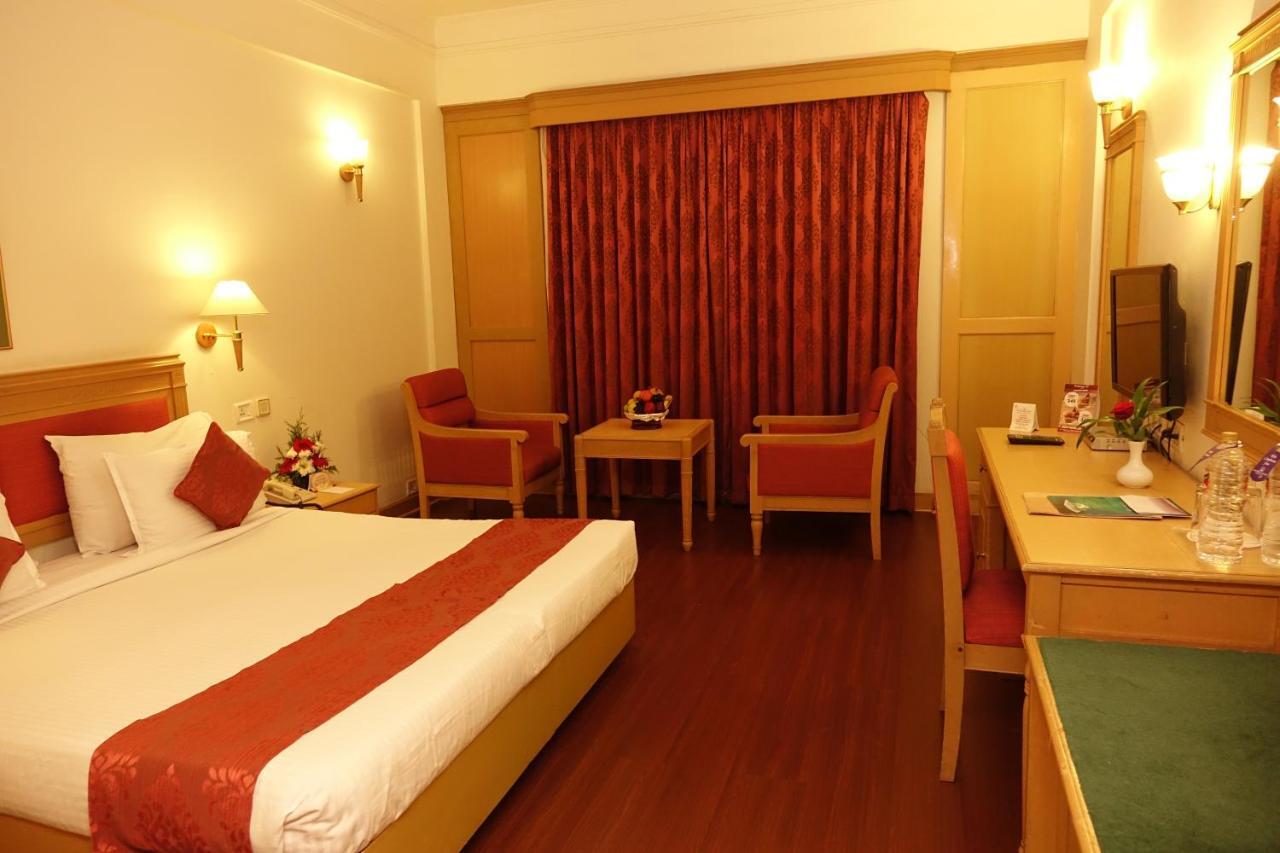 Hotel Abad Plaza Kochi Exterior photo