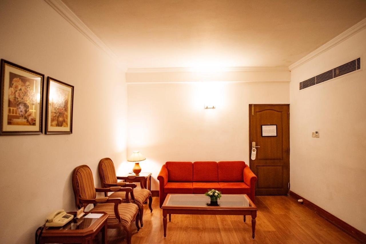 Hotel Abad Plaza Kochi Exterior photo