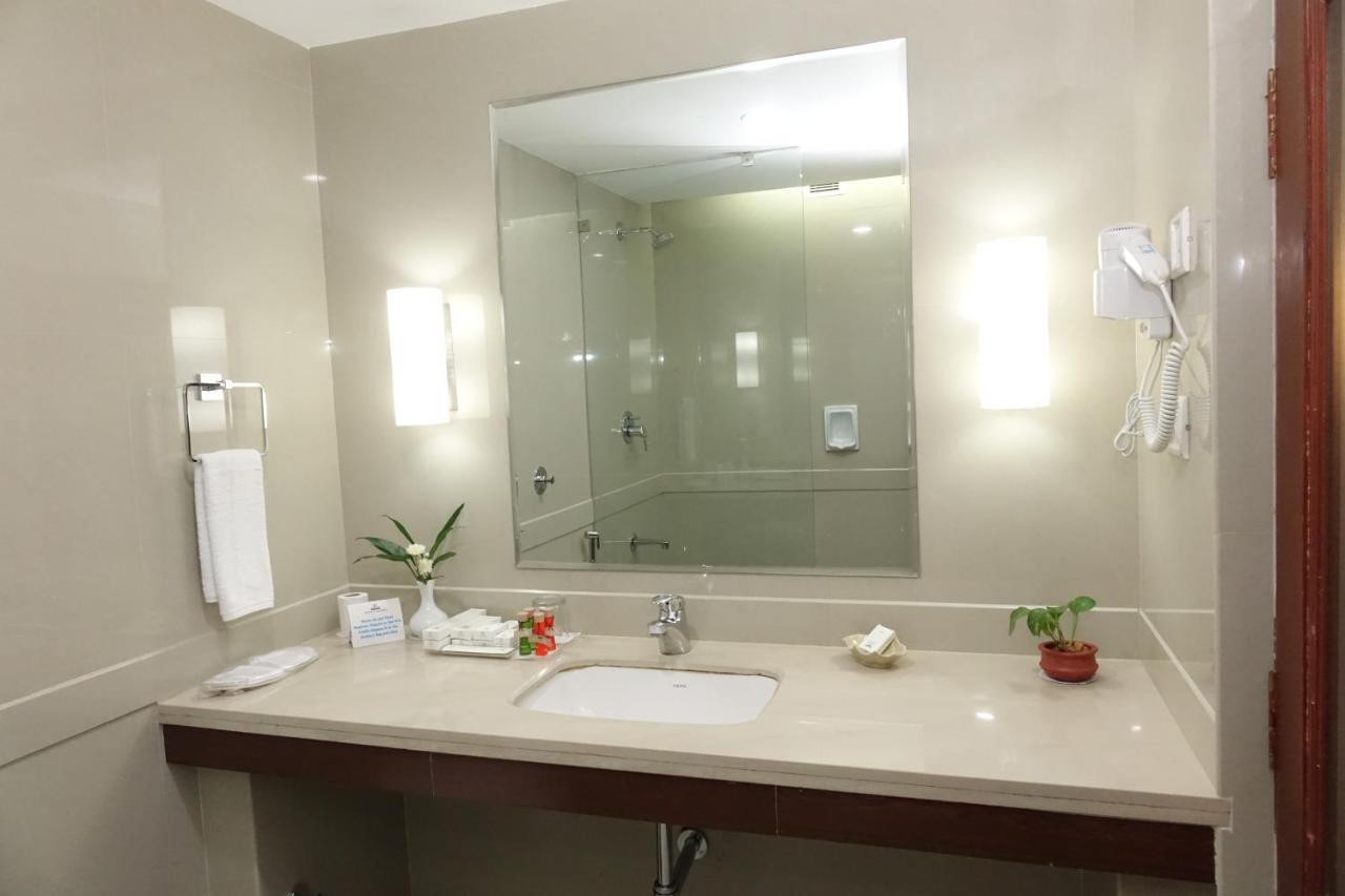 Hotel Abad Plaza Kochi Exterior photo