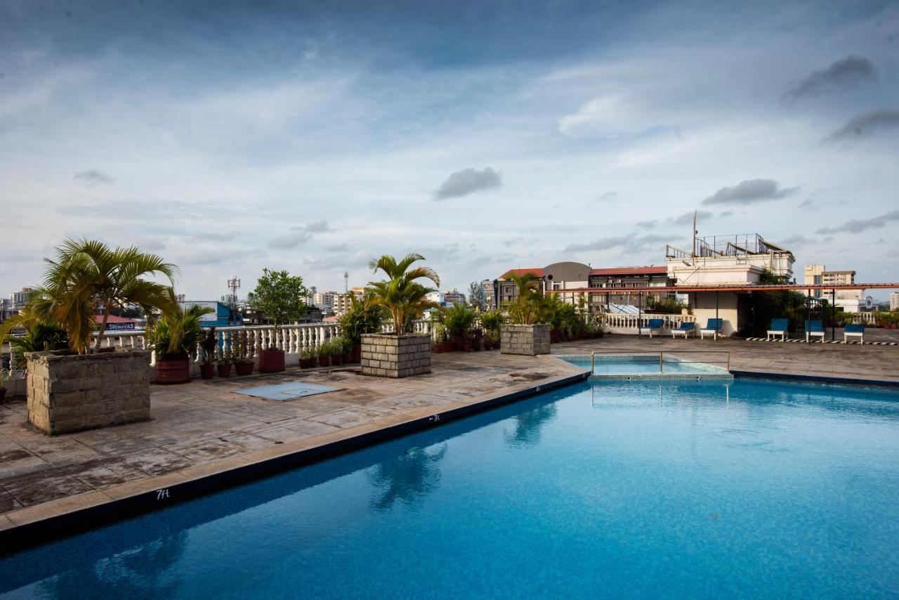 Hotel Abad Plaza Kochi Exterior photo