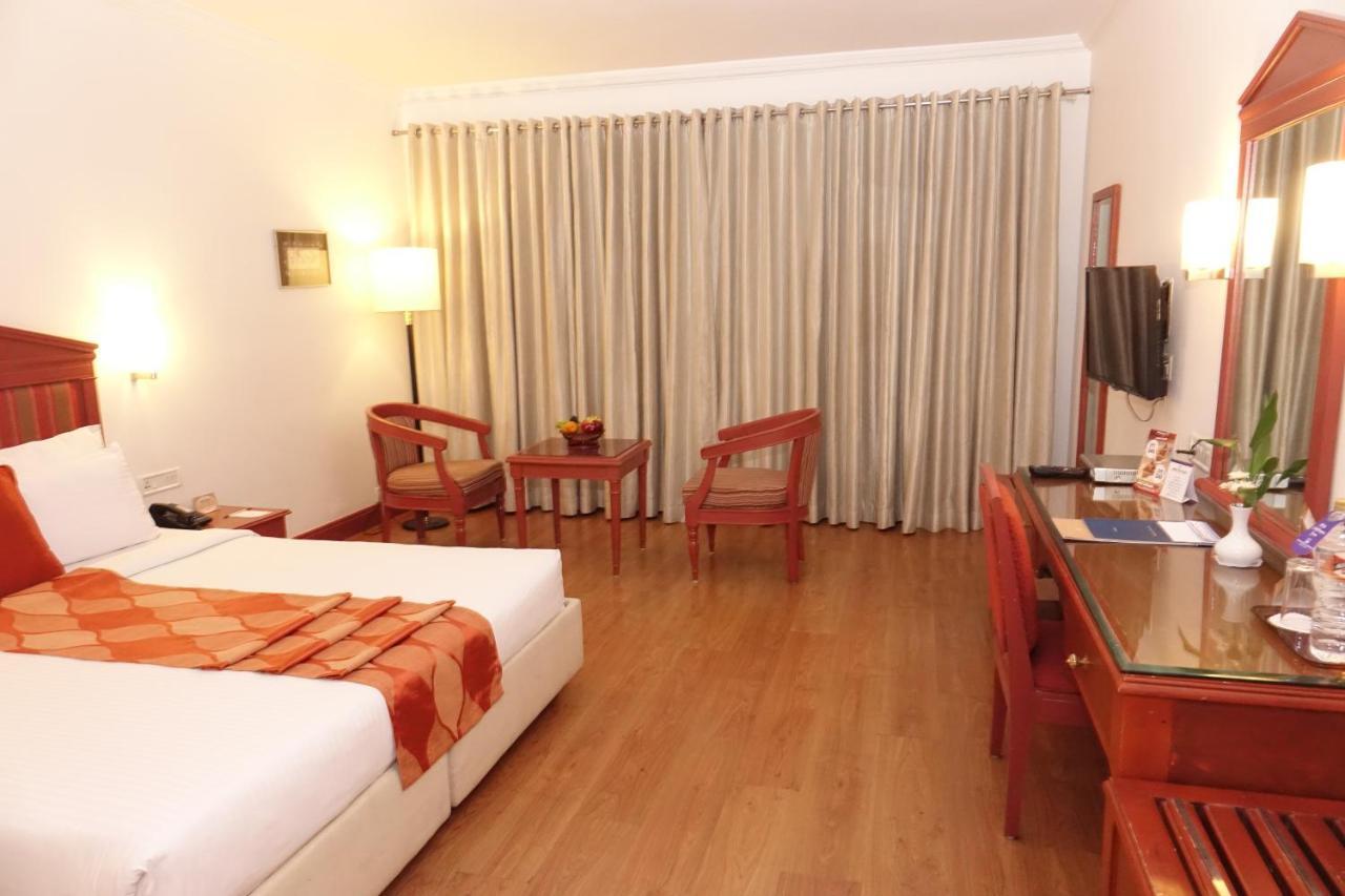 Hotel Abad Plaza Kochi Exterior photo