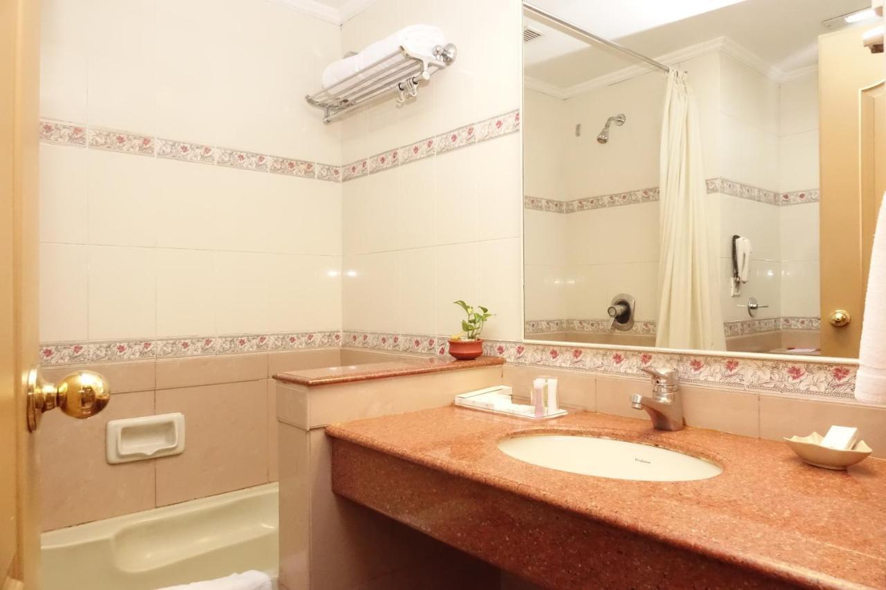 Hotel Abad Plaza Kochi Exterior photo