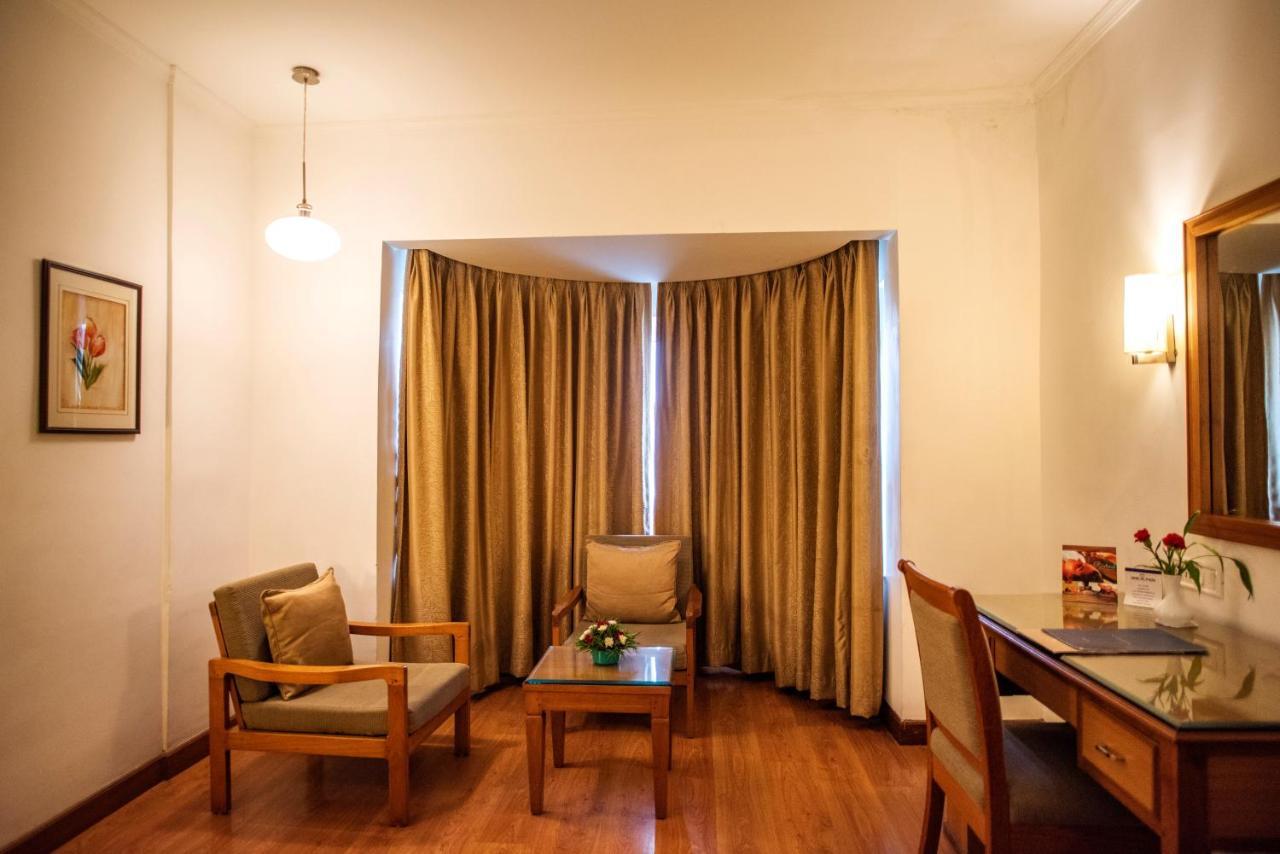 Hotel Abad Plaza Kochi Exterior photo
