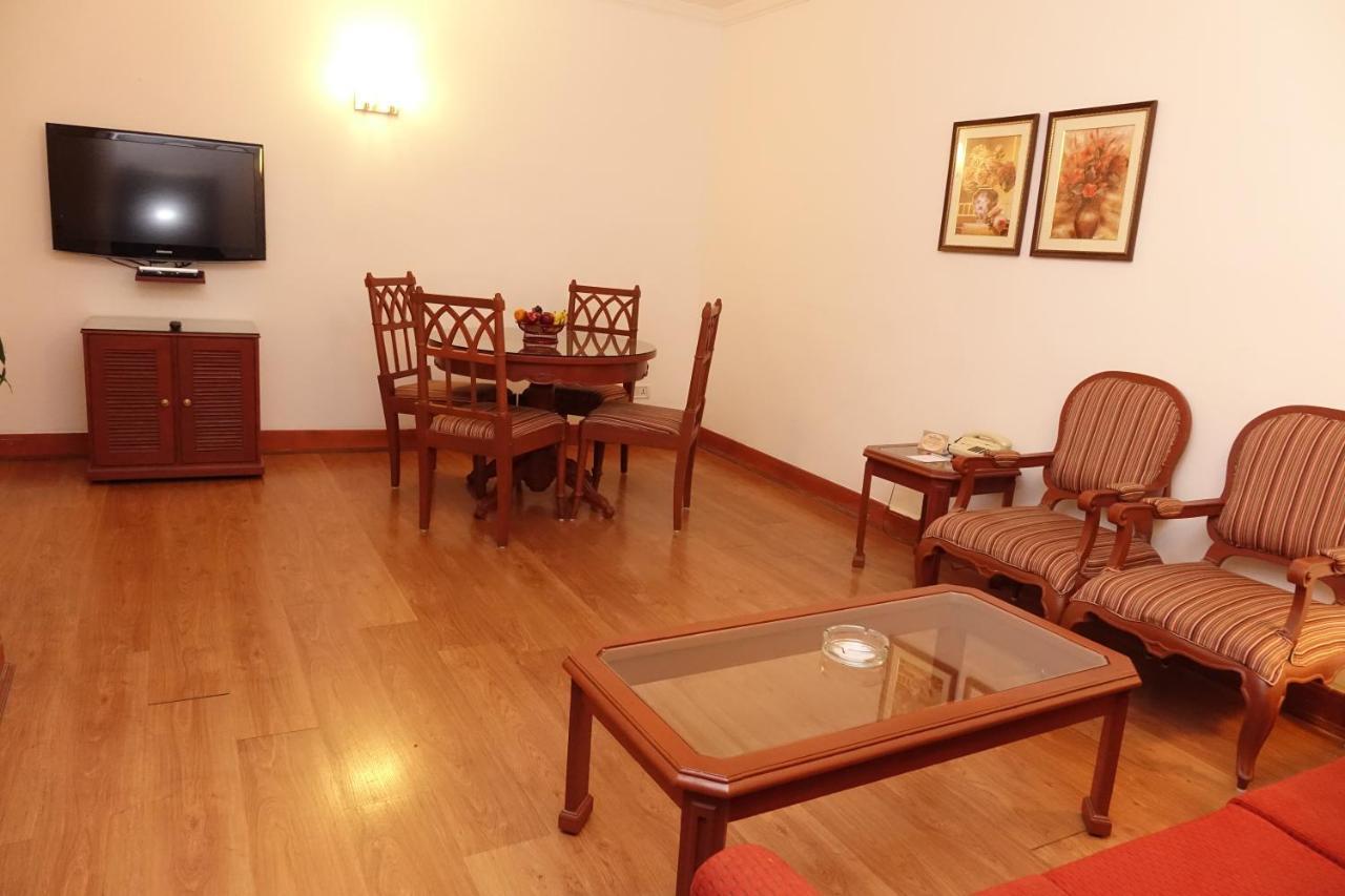 Hotel Abad Plaza Kochi Exterior photo
